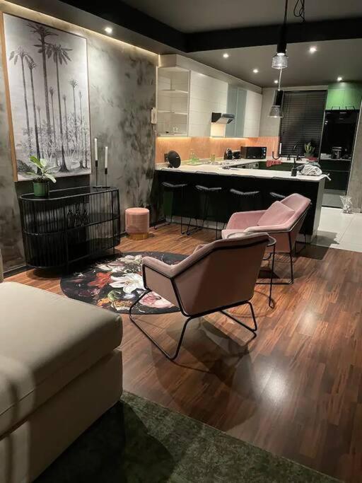 Sky Loft - Modern Oasis In The Heart Of The Apartment
