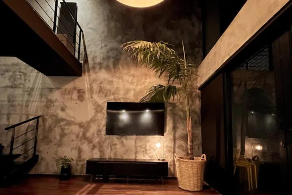 Sky Loft - Modern Oasis In The Heart Of The Apartment